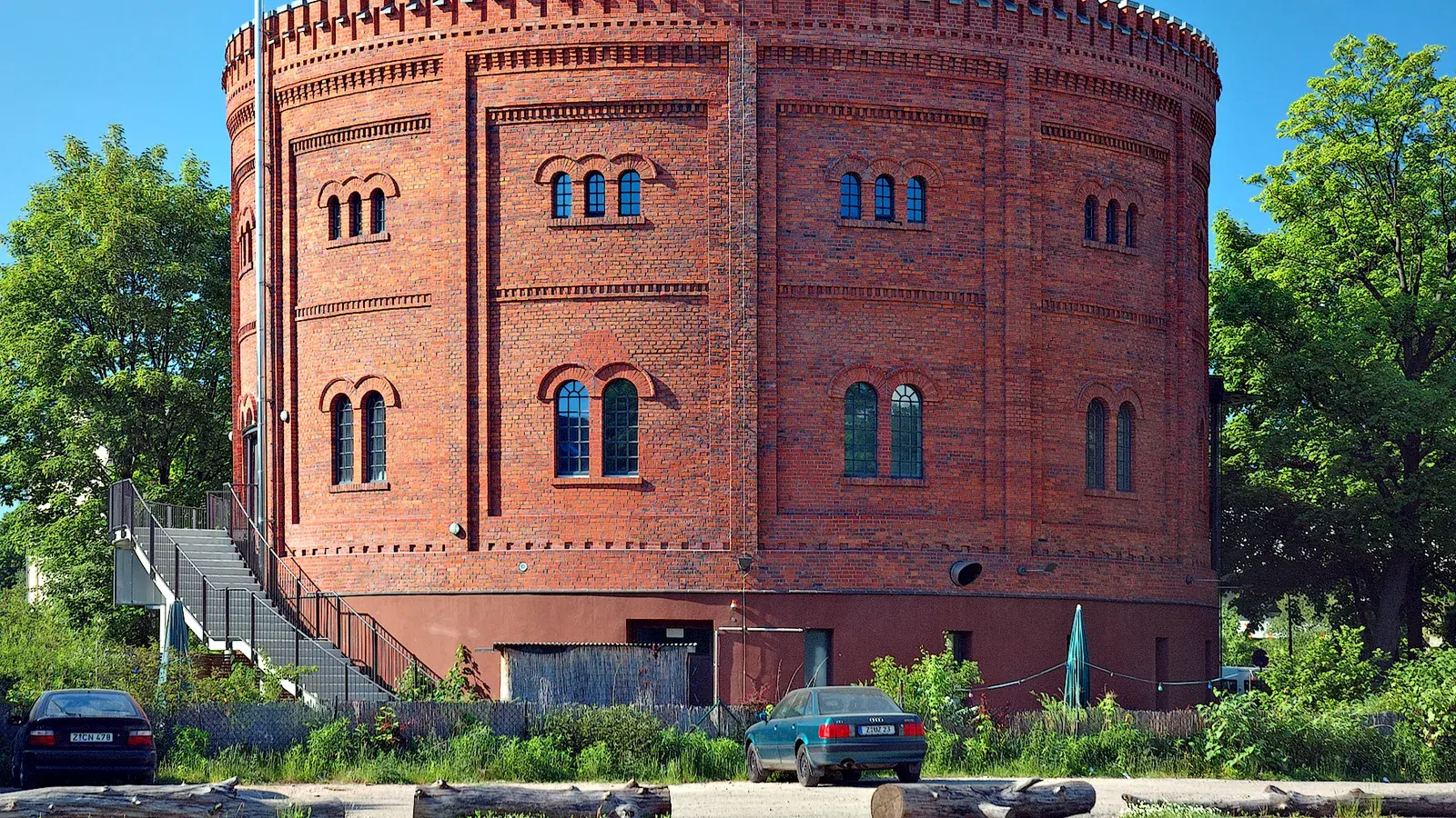 Archivaufnahme vom 28. Mai 2005: Der runde Backsteinbau des Alten Gasometers in Zwickau steht zwischen grünen Bäumen; vor dem Gebäude sind zwei geparkte Autos zu sehen. Das Bild zeigt nicht die Whisky-Auktion vom 15. August 2026.