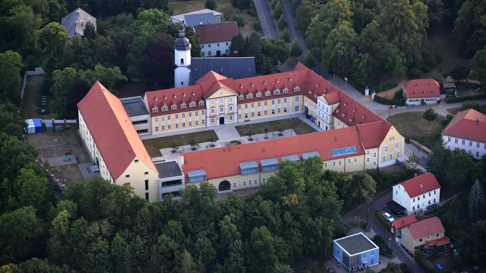 Luftaufnahme von Schloss Planitz mit Kirche, Park und umliegender Bebauung