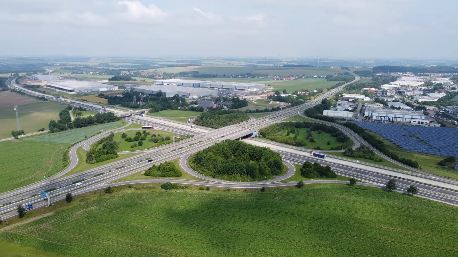 Luftaufnahme der Anschlussstelle Meerane, an der die A4 die B93 kreuzt.