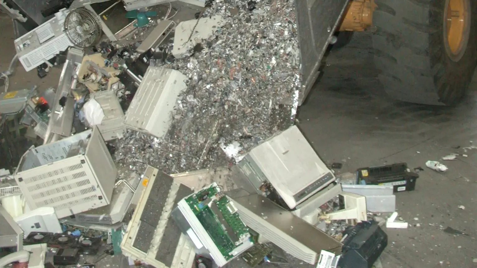 Archiv- und Symbolbild: Geöffnete Computergehäuse und Metallteile liegen in der Schaufel eines Radladers in einem Recyclingbetrieb.