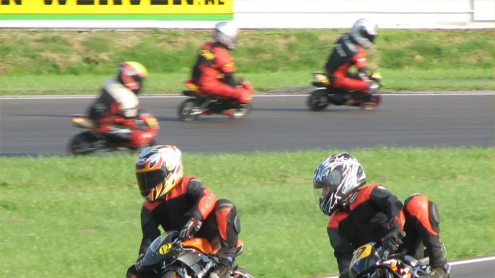 Symbolbild eines Junioren-Minibike-Rennens in Lelystad aus dem Jahr 2006 mit zwei Fahrern im Vordergrund.