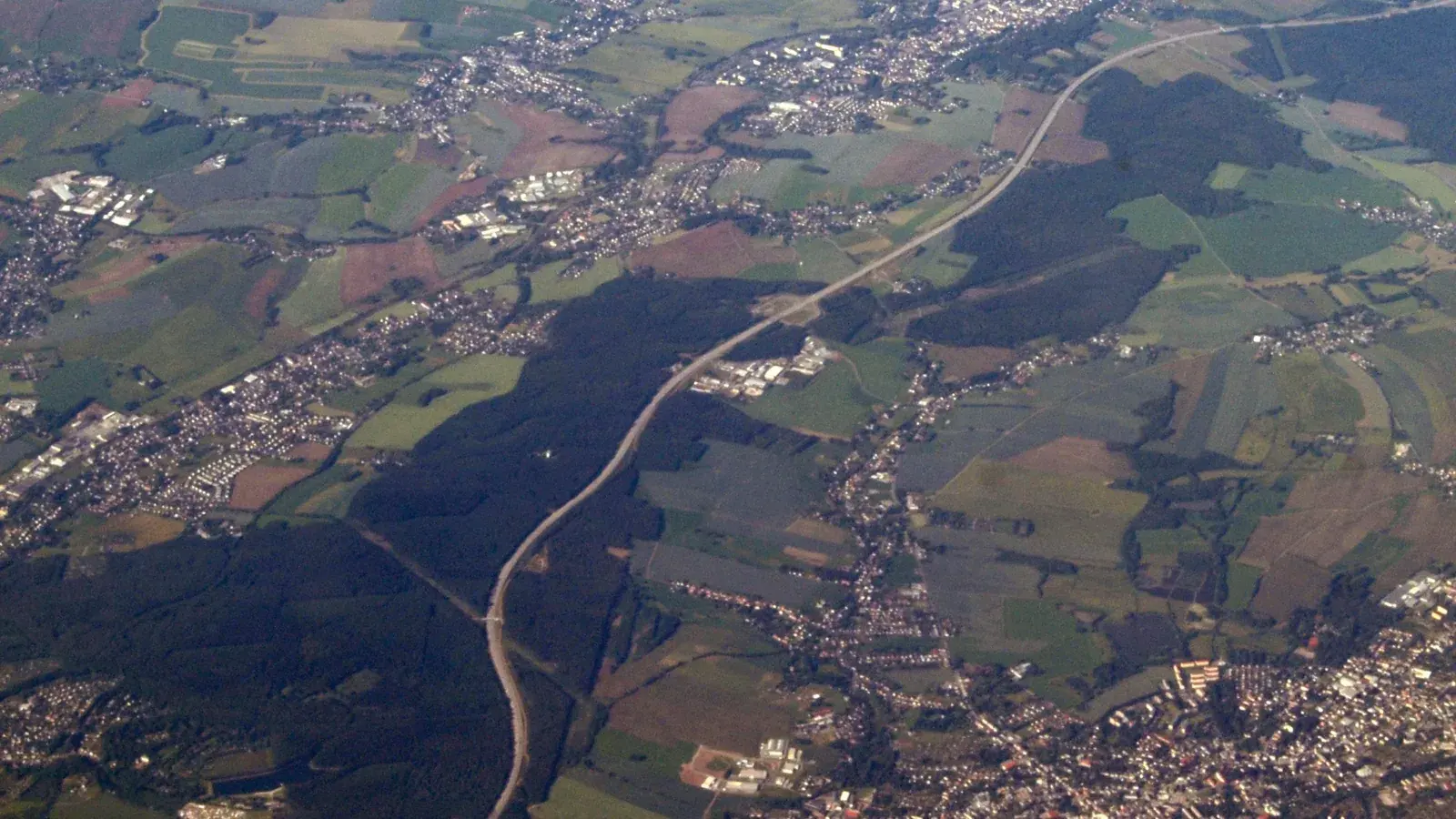 Archivaufnahme von 2012: Eine Luftaufnahme zeigt Hohenstein-Ernstthal und Oberlungwitz zwischen Feldern, Waldflächen und Straßen. Sie zeigt weder den Brand noch die Brandstelle Am Ochsenborn.