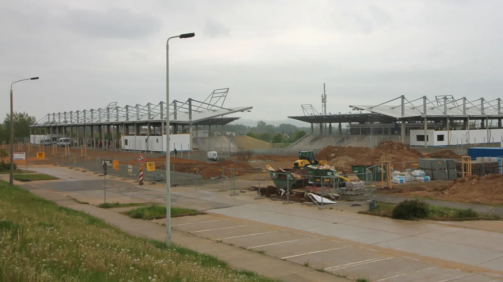 Archivaufnahme vom 14. Mai 2016: Das spätere Stadion Zwickau in Eckersbach befindet sich im Bau; Tribünendächer, Erdflächen, Baumaschinen und Absperrzäune sind zu sehen. Das Bild zeigt weder die FÖRCH-Partnerschaft noch den heutigen Zustand des Stadions.