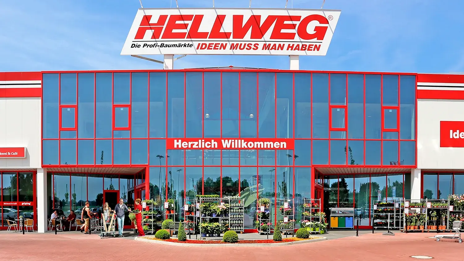 Außenansicht eines modernen HELLWEG-Baumarkts außerhalb Zwickaus