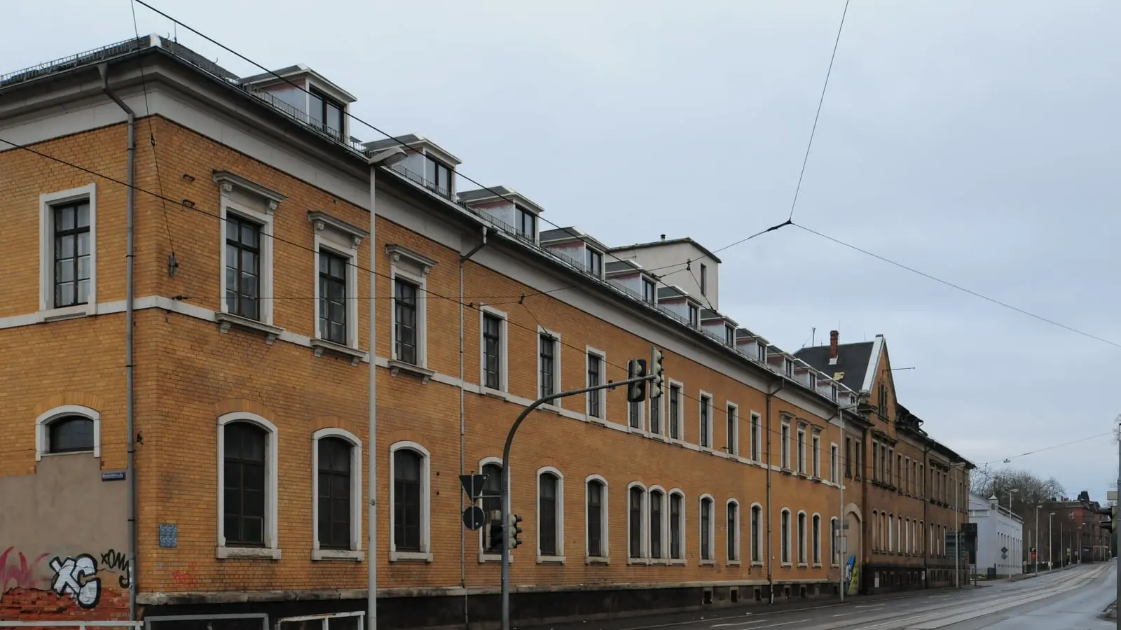 Archivaufnahme von 2017: Blick von der Humboldtstraße in die Werdauer Straße mit gelbem Backsteingebäude, Fahrbahn und Straßenbahngleisen. Das Bild zeigt nicht den angekündigt betroffenen Abschnitt.