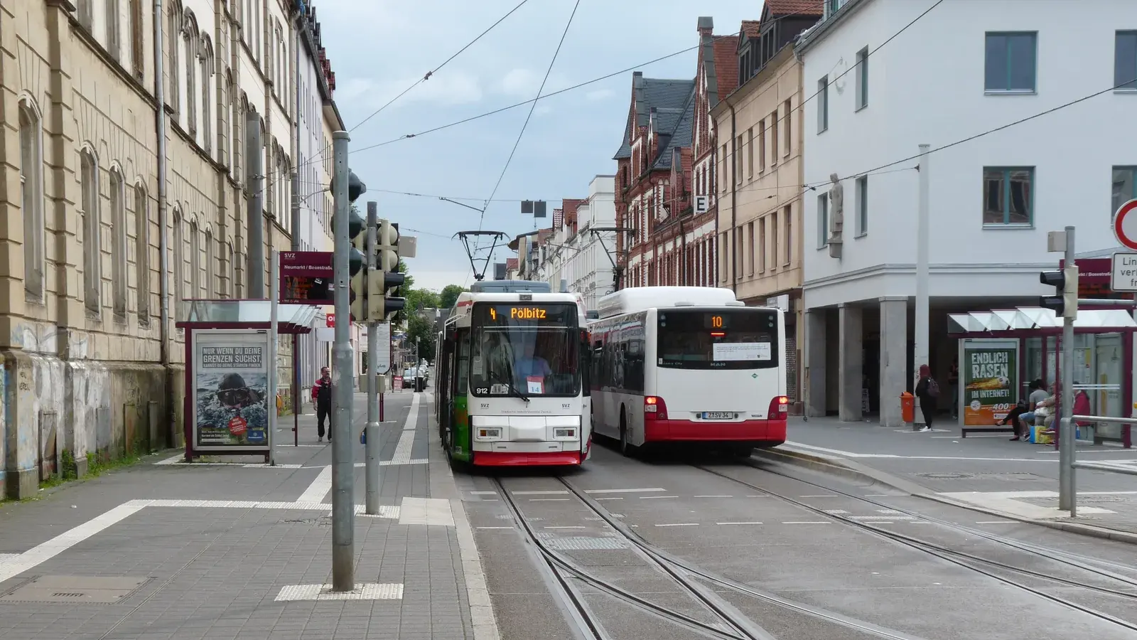 Archivaufnahme vom 14. Juni 2016: Eine weiß-rote Straßenbahn mit Zielanzeige Pölbitz und ein weiß-roter Linienbus stehen am Zwickauer Neumarkt. Das Bild zeigt nicht die Bauphase oder Linienführung von 2026.