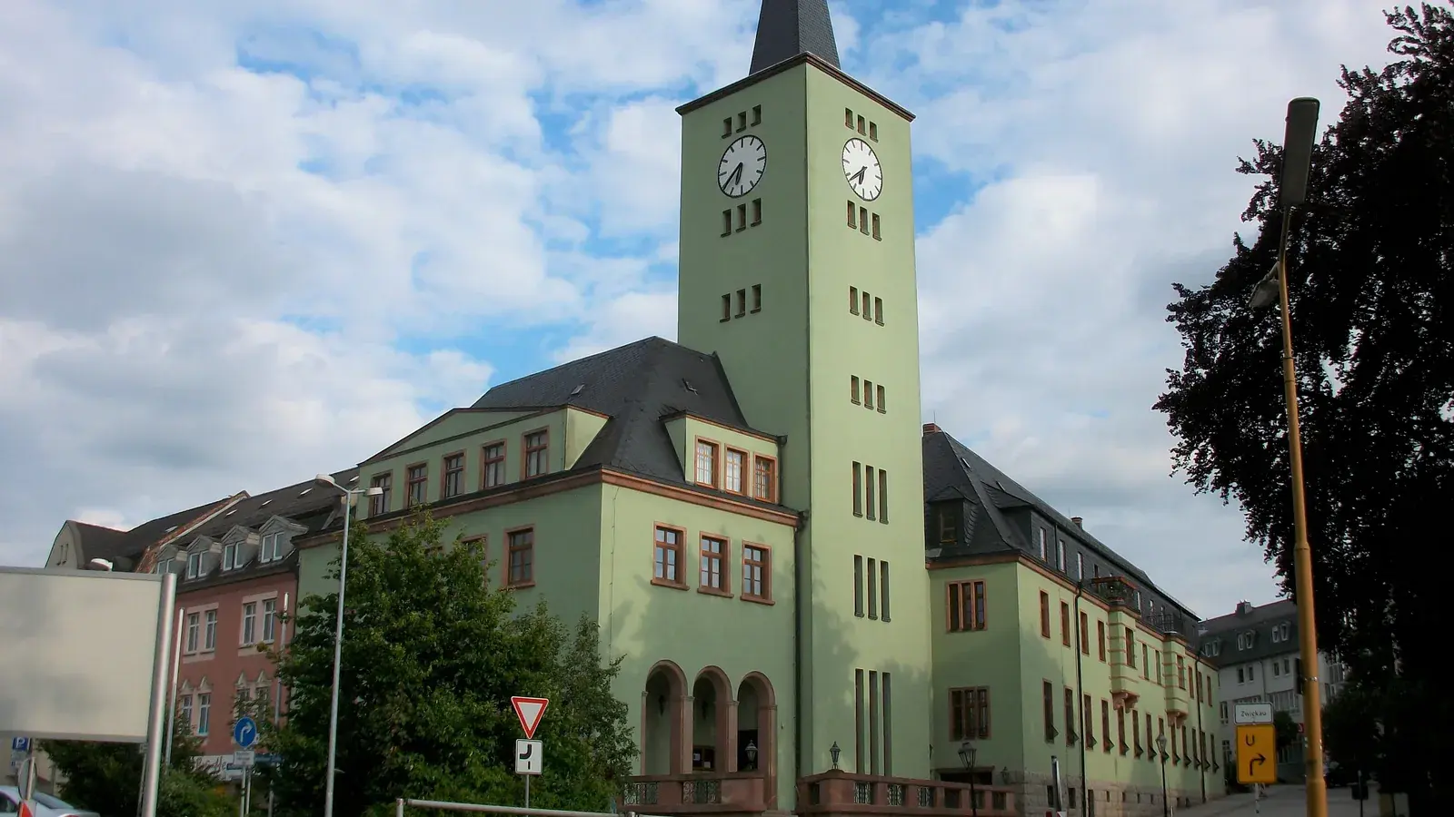 Das Rathaus von Wilkau-Haßlau in einer Außenaufnahme bei Tageslicht