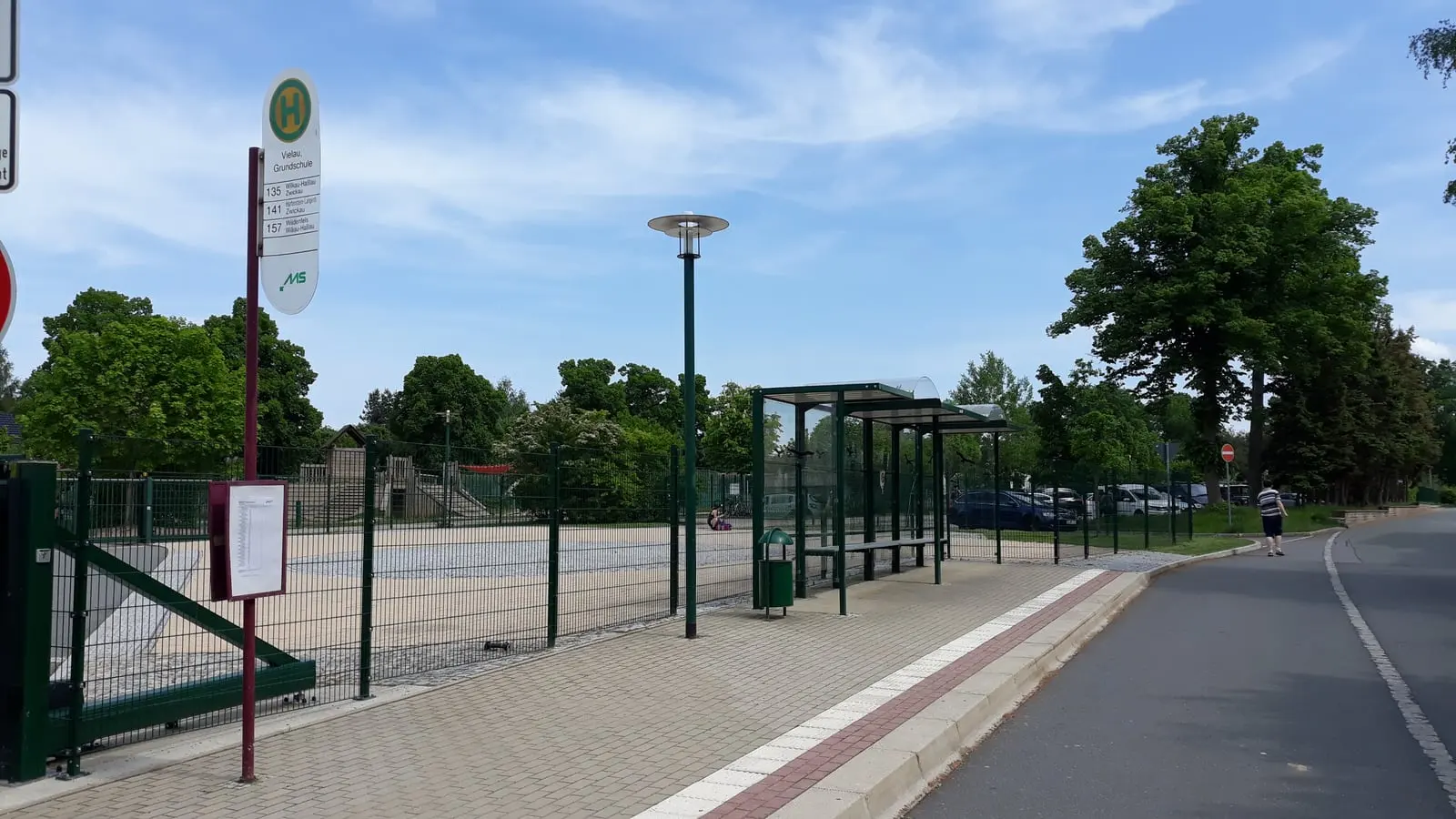 Symbolbild: Bushaltestelle an der Grundschule Vielau mit Wartehäuschen, Gehweg und Fahrbahn. Vielau wurde von der Polizei nicht als Kontrollort genannt.