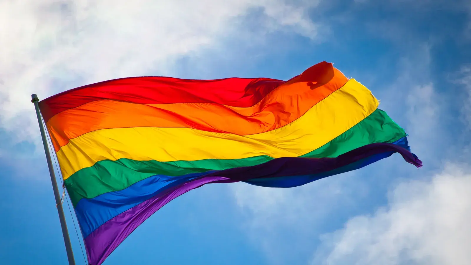 Symbolbild und Archivaufnahme vom 5. August 2010: Eine große Regenbogenflagge weht vor blau-weiß bewölktem Himmel. Das Bild entstand in San Francisco und zeigt weder Zwickau noch den CSD 2026.
