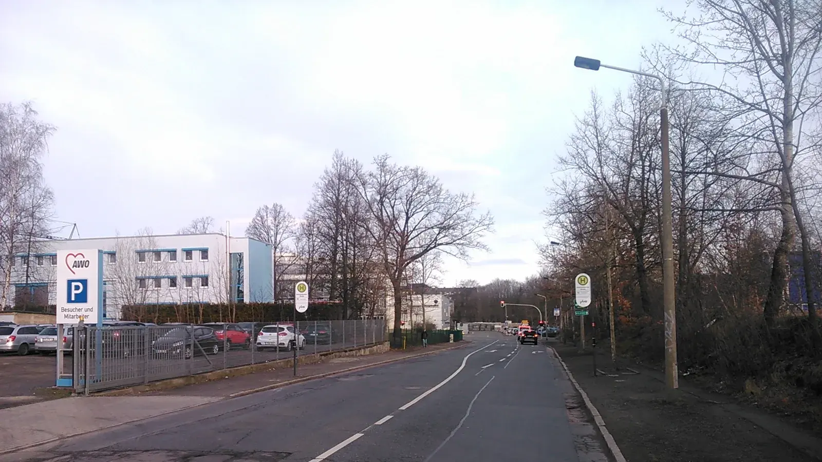 Reichenbacher Straße in Zwickau mit Fahrbahn und zwei Haltestellenschildern, aufgenommen 2022