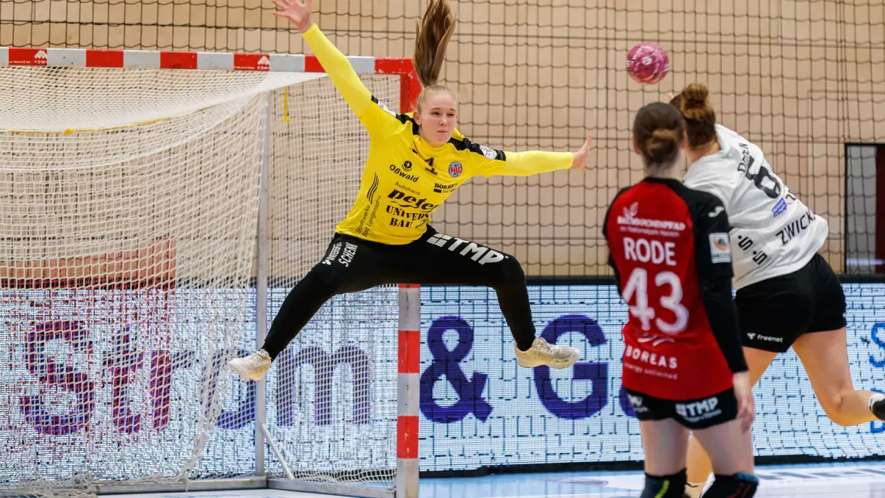 Archivaufnahme von 2022: Die Zwickauerin Sara Odden wirft im Bundesligaspiel auf das Tor des Thüringer HC