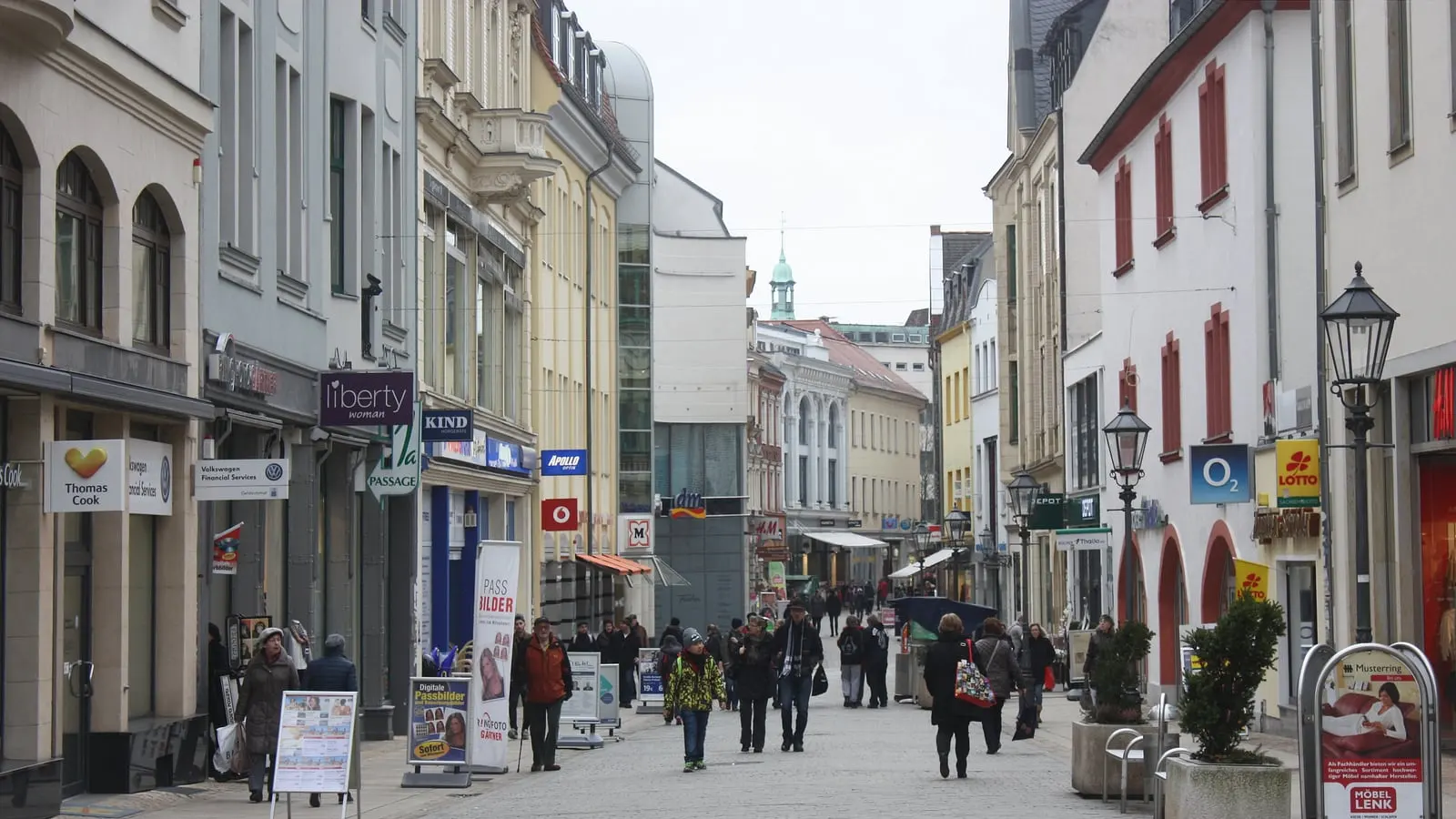 Symbolbild (Archivaufnahme von 2016): Zahlreiche Passanten gehen durch die von Geschäften gesäumte Innere Plauensche Straße in Zwickau. Das Bild zeigt nicht die angekündigte Befragung.