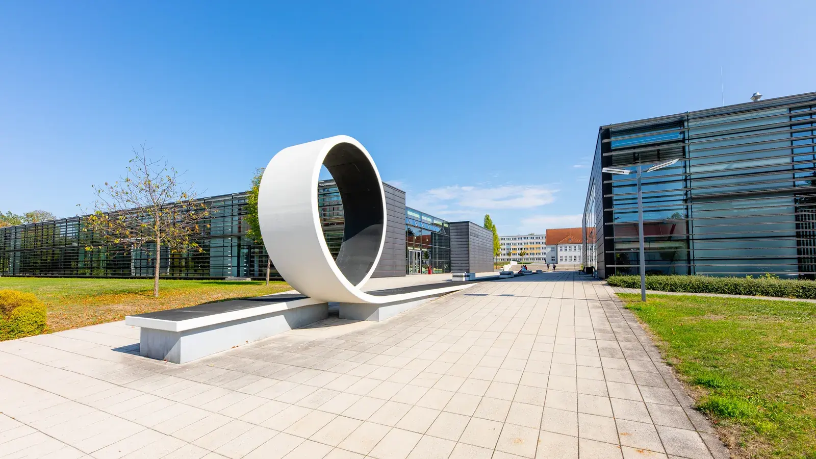 Archivaufnahme vom 25. September 2018: Auf dem Campus Scheffelstraße der Westsächsischen Hochschule Zwickau steht ein großer weißer Looping zwischen modernen verglasten Hochschulgebäuden. Das Bild zeigt weder das ubineum noch die Bescheidübergabe oder einen KI-Datenraum.