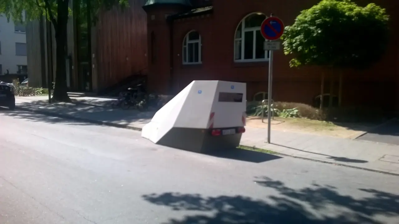 Ein weiß-grauer Enforcementtrailer steht am Rand einer städtischen Straße in Offenbach am Main.