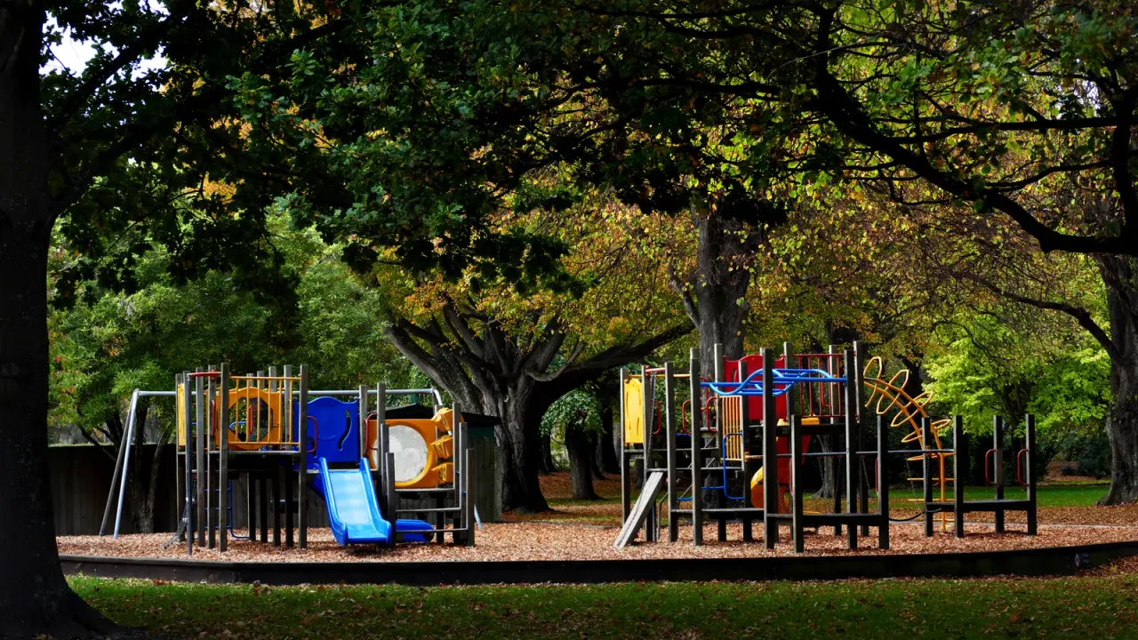 Leerer Spielplatz mit Rutsche und Kletterelementen